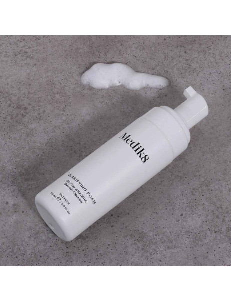 Medik8 Clarifying Foam Безмасляна пінка з AHA та BHA для проблемної шкіри