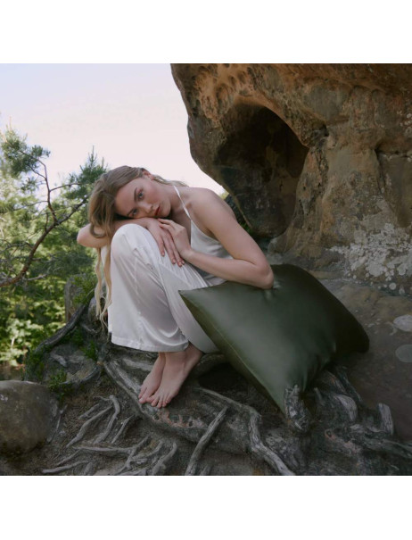 MOLODO Silk Mulberry Pillowcase Forest Moss Наволочка из 100% шелка, оливковая