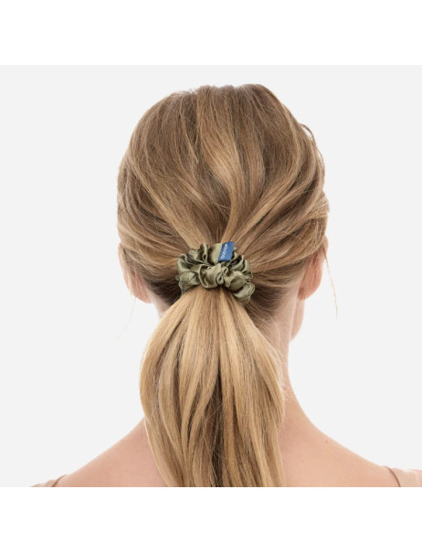 MOLODO Silk Scrunchie Midi Forest Moss Шелковая резинка среднего размера, оливковая