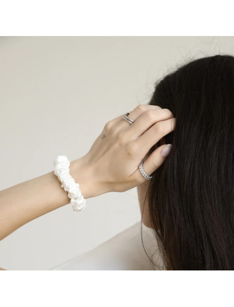 MOLODO Silk Scrunchie Midi Off White Шелковая резинка среднего размера, молочная
