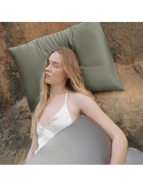MOLODO Silk Mulberry Pillowcase Forest Moss Наволочка из 100% шелка, оливковая