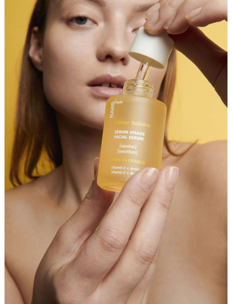 Успокаивающая сыворотка Trésor Solaire Soothing Face Serum